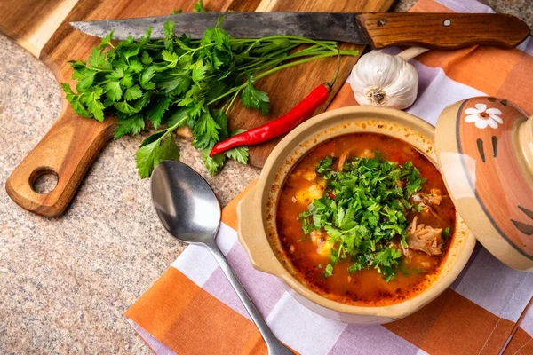 ハルチョ伝統的な食品 粘土料理で非常においしいスープ タマネギ ジャガイモ ニンニク 赤唐辛子 テーブルの上に 粘土板 ストック写真