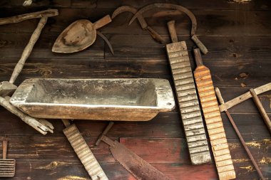 Eski, eski bir yalak ve eski ahşap duvarda başka bir şey..