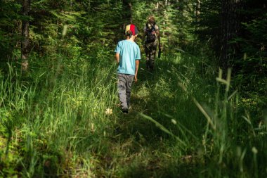 Anne ve oğlu, Minnesota Voyageurs Ulusal Parkı 'nda yürüyüş ve kuş gözlemi yapıyor.