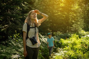 Anne ve oğlu, Minnesota Voyageurs Ulusal Parkı 'nda yürüyüş ve kuş gözlemi yapıyor.
