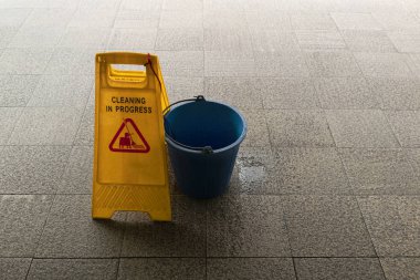 Tavandan su damlası için çalışan temizlik işareti.