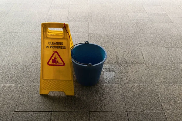 Tavandan su damlası için çalışan temizlik işareti.