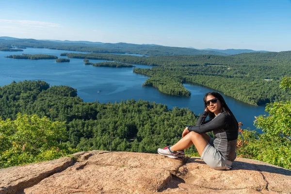 Woman Enjoying View Squam Lake West Rattlesnake Mountain — Stock Photo, Image