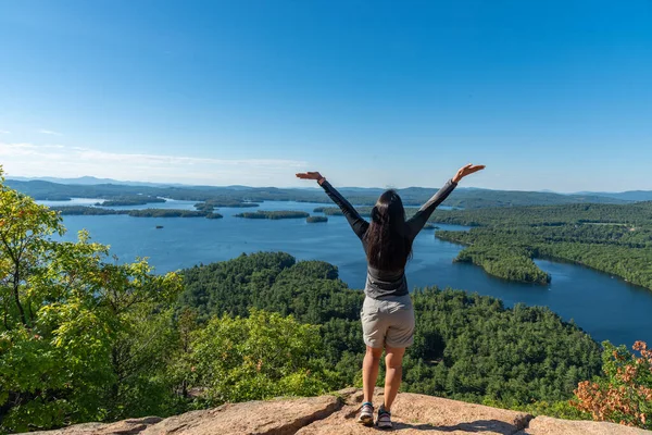 Woman Enjoying View Squam Lake West Rattlesnake Mountain — Stock Photo, Image