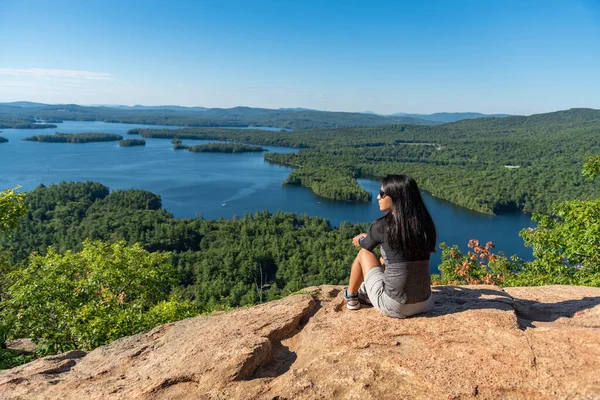 Woman Enjoying View Squam Lake West Rattlesnake Mountain — Stock Photo, Image