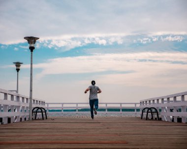 Adam iskelede koşuyor.