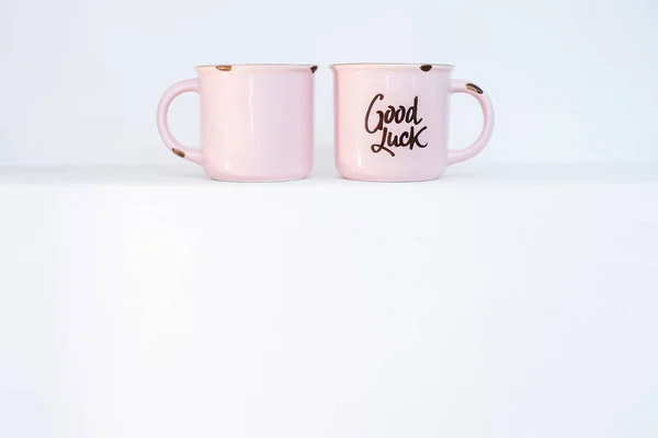 Две Розовые Чашки Горячих Напитков Антикварном Железе Изношенные Надписью Удачи — стоковое фото