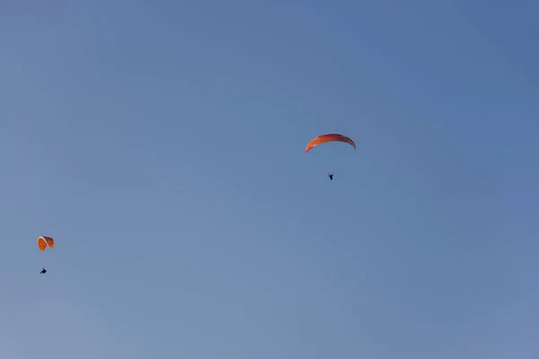 Paraglidere Parașute Multicolore Zboară Cerul Albastru Senin Deasupra Stâncilor Abrupte — Fotografie, imagine de stoc