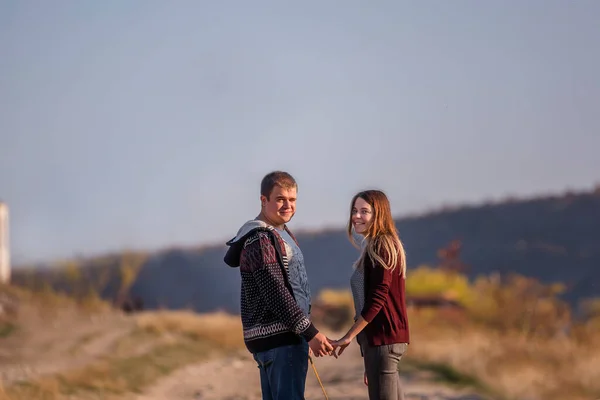 Unga Par Håller Händer Ler Och Tittar Kameran Mot Klarblå — Stockfoto