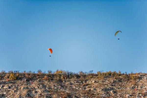 Parapentes Com Paraquedas Multi Coloridos Voam Alto Céu Azul Claro — Fotografia de Stock