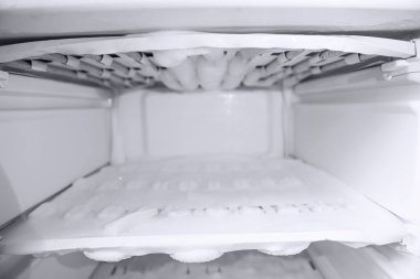 Kirli, yıkanmamış ve buzlu buzdolabı. İhlal ve hijyenik ve epidemiyolojik standartlara uymama, buzdolabı ve dondurucudaki yiyeceklerin içeriğine karşı sorumsuz tavır..