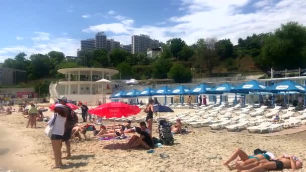 Одесса Украина 2020 Знаменитый Пляж Одессы Аркадия Ибица Туристы Отдыхают — стоковое видео