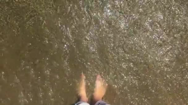 Ноги Стоять Пляжі Омиті Пінистими Білими Хвилями Моря Жовтий Пісок — стокове відео