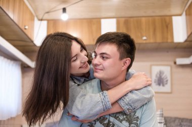 Güzel esmer kız, genç bir adama sarılır, aşık bir çift öpüşür, birbirine bakar, öpüşür. Sevgililer karavanlarında seyahat ederken eğlenirler. Karavana gebe kalmak ve kampta dinlenmek. Seyahat