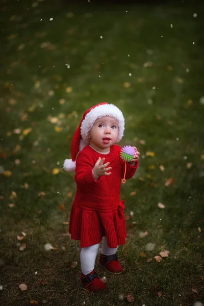Närbild Porträtt Vacker Liten Flicka Jultomte Kostym Och Hatt Jultomten — Stockfoto