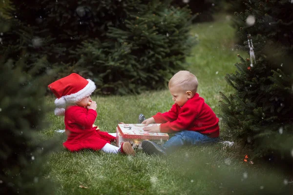 Noel Baba Kostümlü Çocuklar Hediyeleri Açar Noel Baba Şapkalı Kız — Stok fotoğraf