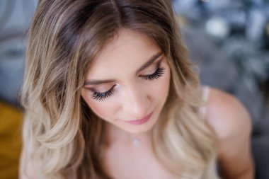 Temiz bir yüzü, sorunsuz bir teni ve profesyonel çıplak makyajı olmayan güzel sarışın bir kızın pembe dudaklarının yakın plan portresi. Beyaz dişli, parlak bir gülümseme. Fotoğraf rötuş yapmadan