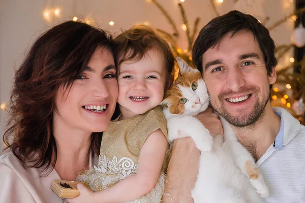 Güzel Mutlu Bir Ailenin Küçük Bir Kızı Kırmızı Bir Kedisi — Stok fotoğraf