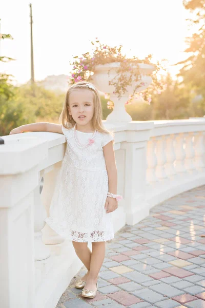 Mooi Gelukkig Blond Meisje Een Witte Tedere Jurk Kralen Naar — Stockfoto