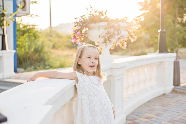 Vacker Och Glad Liten Blond Flicka Vit Klänning Pärlor Tittar — Stockfoto