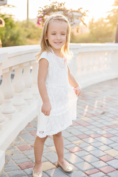 Menina Loira Bonita Feliz Vestido Macio Branco Contas Olhando Para — Fotografia de Stock