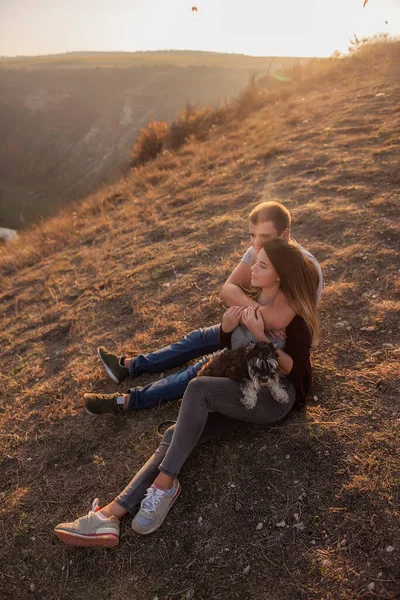 Família Jovem Com Uma Viagem Cão Schnauzer Beautiful Girl Abraça — Fotografia de Stock