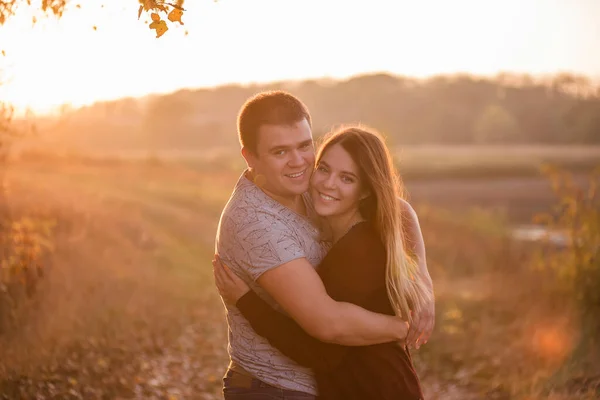 Krásný Zamilovaný Pár Objímá Směje Dívá Kamery Proti Zapadajícímu Slunci — Stock fotografie