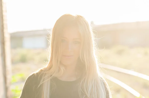 Крупним Планом Портрет Сучасної Модної Блондинки Тлі Розмитого Заходу Сонця — стокове фото