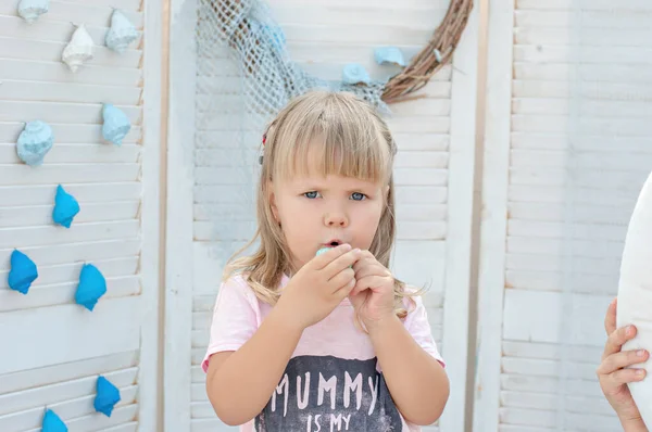 Ett Närbild Porträtt Liten Blond Flicka Med Blå Ögon Tittar — Stockfoto