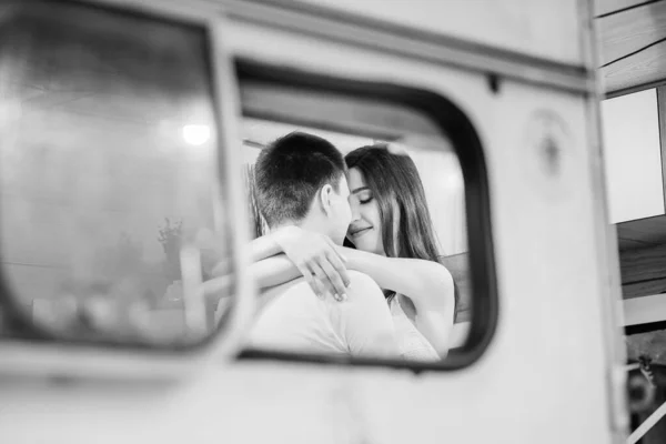 Fekete Fehér Fotó Egy Szerelmes Párról Aki Lakókocsijában Ölelkezik Ablakon — Stock Fotó