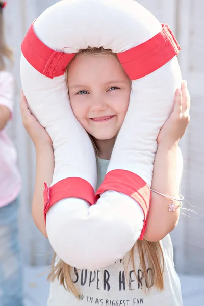 Mooi Blond Meisje Speelt Met Een Reddingsboei Wit Rode Kleur — Stockfoto