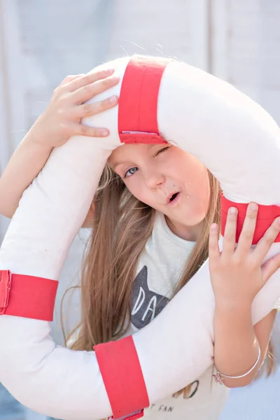 Vacker Liten Blond Flicka Leker Med Livboj Vit Röd Färg — Stockfoto