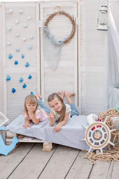 Världens Bästa Systrar Två Små Blonda Flickor Leker Med Snäckor — Stockfoto