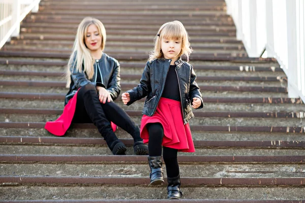 Mooie Moeder Blond Met Rode Lippenstift Met Een Kleine Dochter — Stockfoto