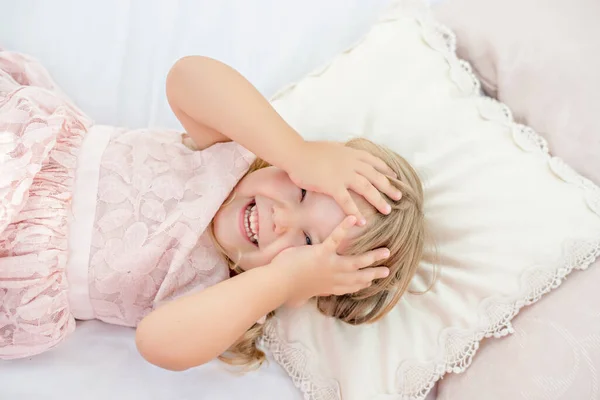 美丽的金发小女孩 蓝眼睛 一个巨大的肖像 婴儿躺在白色的枕头上 用手捂住她的脸 睡着了 幸福梦想 幸福童年和轻松休息的概念 — 图库照片