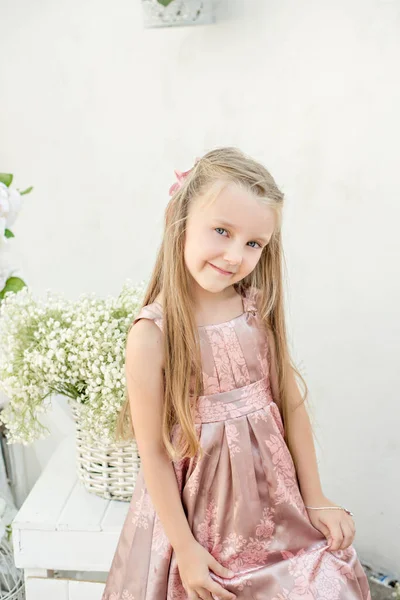 Schönes Kleines Blondes Mädchen Mit Langen Haaren Und Blauen Augen — Stockfoto