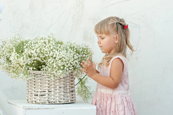 Vacker Liten Flicka Blond Med Långt Hår Med Blå Ögon — Stockfoto