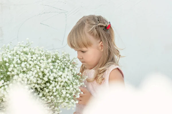 Vacker Liten Flicka Blond Med Långt Hår Med Blå Ögon — Stockfoto