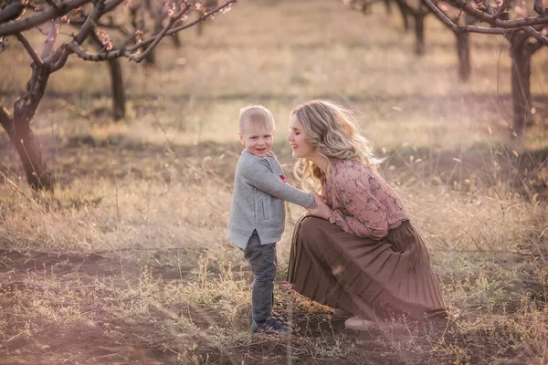 Krásná Mladá Blond Matka Kudrnatými Vlasy Drží Malého Syna Náručí — Stock fotografie
