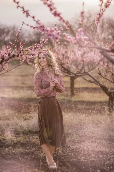 Tendre Jeune Fille Fraîche Avec Beaux Cheveux Blonds Bouclés Avec — Photo