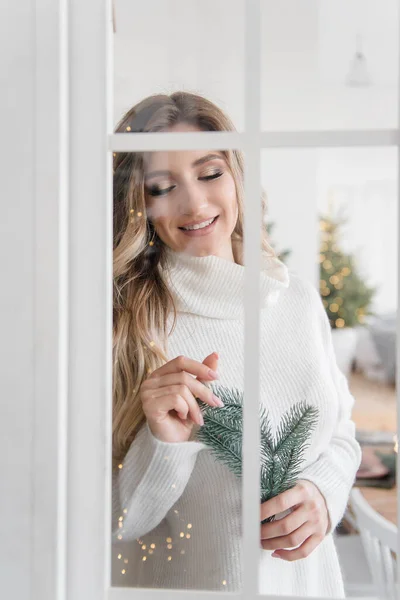 Menina Loira Bonita Com Cabelo Encaracolado Uma Camisola Cinza Malha — Fotografia de Stock