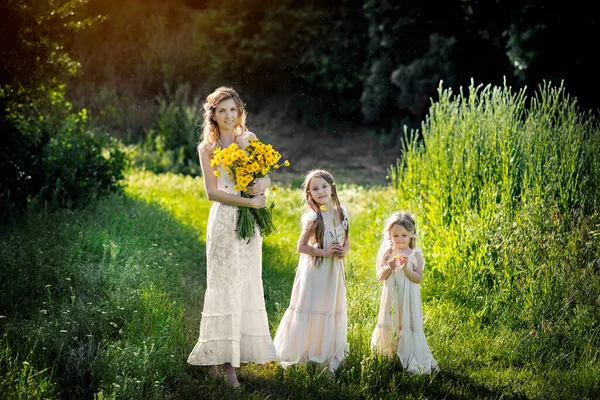 Щаслива Сім Ідентичному Білому Вбранні Сімейного Вигляду Красива Мати Стоїть — стокове фото