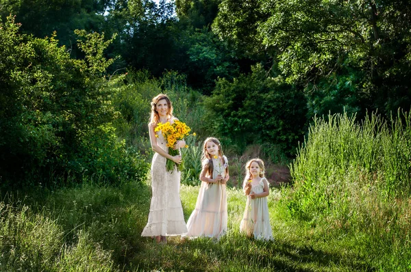 Eine Glückliche Familie Identischen Weißen Kleidern Familienlook Eine Schöne Mutter — Stockfoto