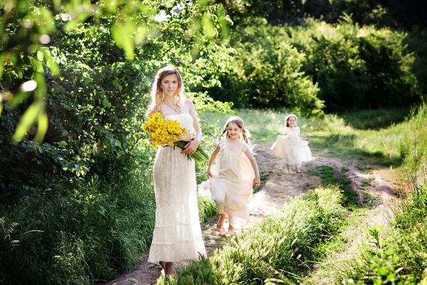 Eine Glückliche Familie Identischen Weißen Kleidern Familienlook Eine Schöne Mutter — Stockfoto