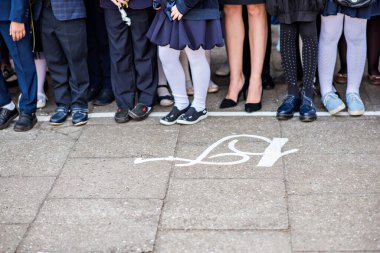 Küçük çocuklar, okul çocukları Tremest 'in okul yılının başlangıcını kutlamak için sırada bekliyorlar. Okul üniforması giymiş, öğretmenler için çiçek buketleri tutuyor. İlk kez birinci sınıfta. Eylül 'de okul sıralaması.