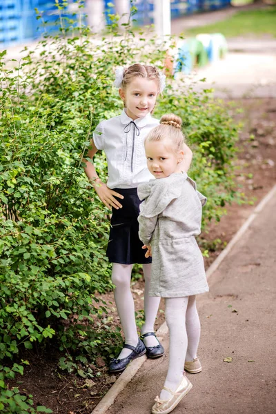 Två Små Flickor Blonda Syskon Kramas Tittar Kameran Skrattar Barn — Stockfoto
