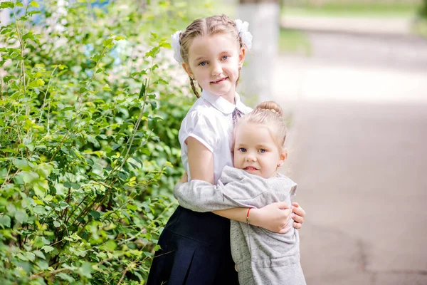 Dos Niñas Hermanos Rubias Abrazan Miran Cámara Ríen Los Niños —  Fotos de Stock