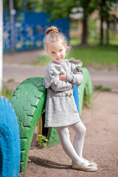 Μικρό Ξανθό Κορίτσι Μπλε Μάτια Μαλλιά Τοποθετημένα Ένα Κουλούρι Φορώντας — Φωτογραφία Αρχείου