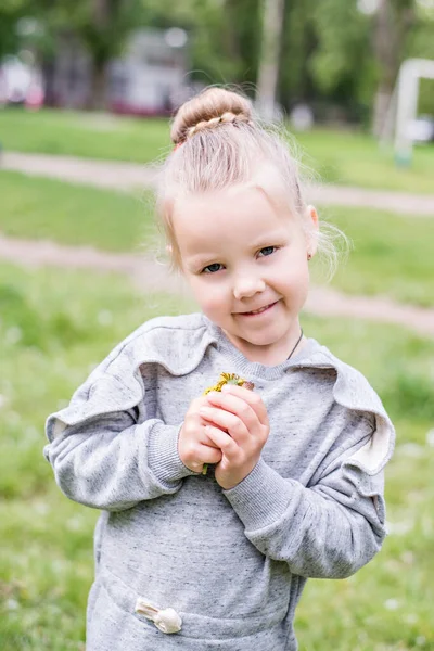 Klein Blond Meisje Met Blauwe Ogen Haar Een Broodje Een — Stockfoto