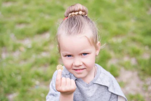 Liten Blond Flicka Med Blå Ögon Hår Arrangerat Bulle Bär — Stockfoto